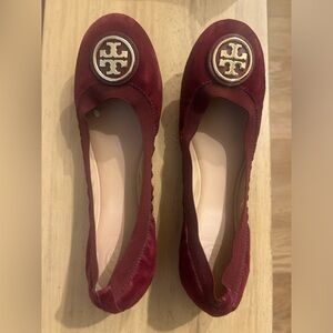 Tory Burch flats! Beautiful color, worn once, gold Tory Burch logo medallion